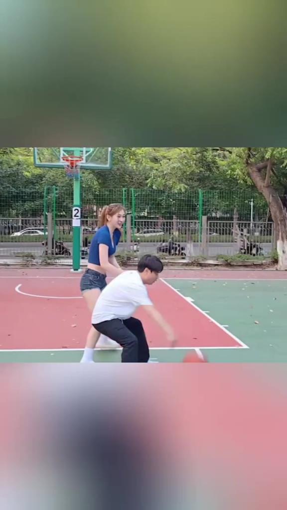 集夢會長背打一米8的女生，這是真打球??！