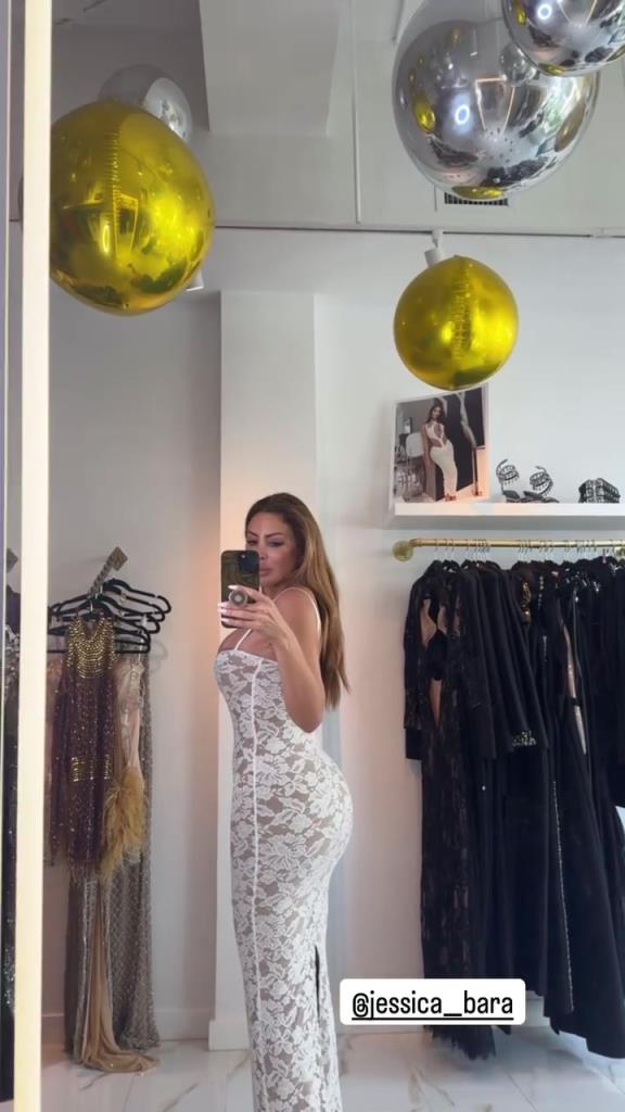 徐娘半老！皮蓬前妻穿吊帶裙自拍，這身材也太炸裂了！