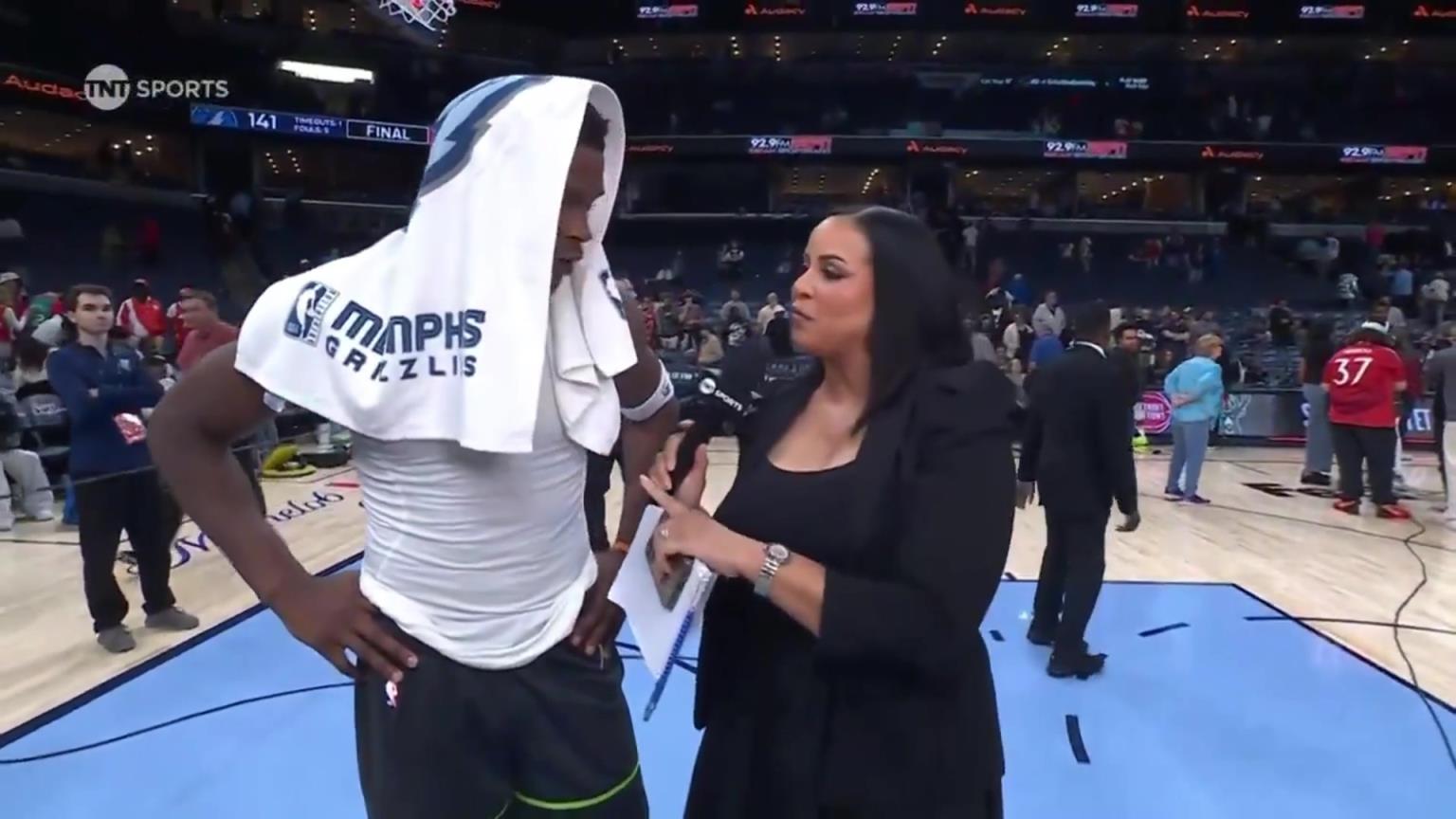 華子賽后接受一位豐滿女記者的采訪！