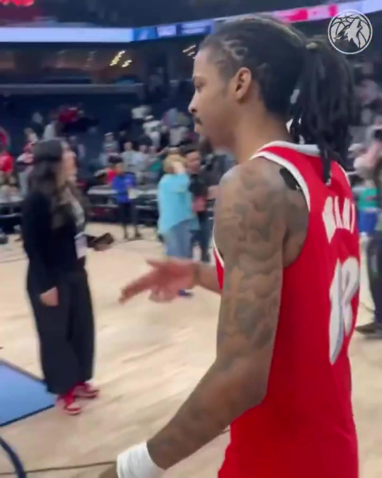 笑死！莫蘭特賽后與華子握手，竟然也是比出“手槍”的手勢