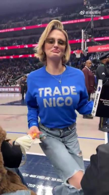 主場不準球迷打印“解雇Nico”標語，女球迷就出此下策