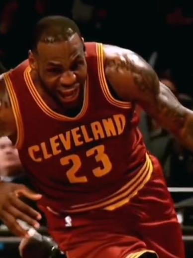 老詹這恐怖的大體格，完美詮釋什么叫“人型坦克”！