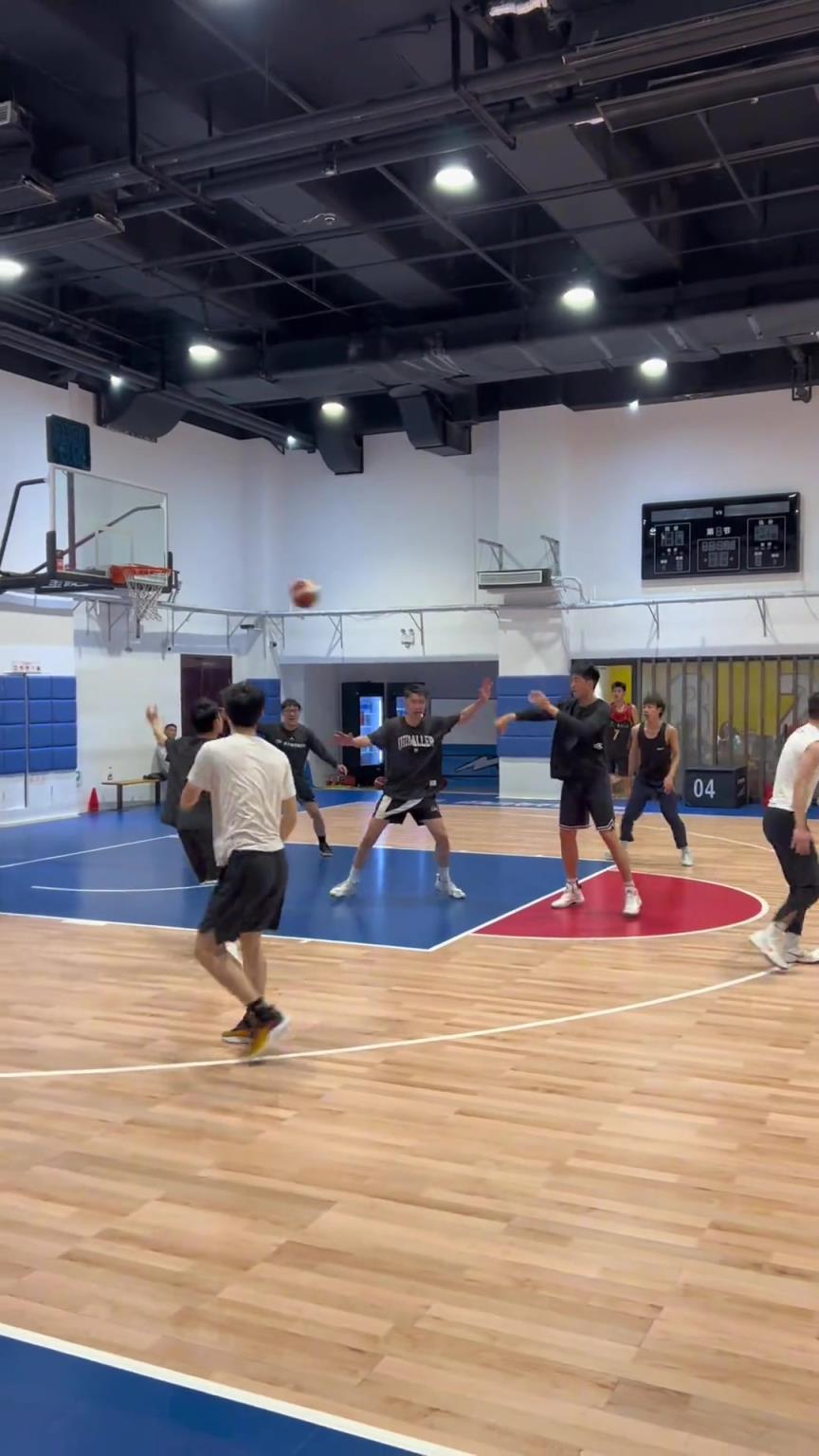 對(duì)手回家后：老婆，我今天在野球場(chǎng)匹配到巔峰馬刺隊(duì)了！