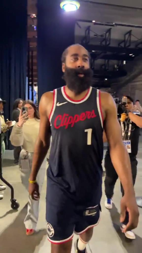 爆砍39分！哈登賽后走入球員通道氣喘吁吁：今天是場(chǎng)艱苦的戰(zhàn)斗