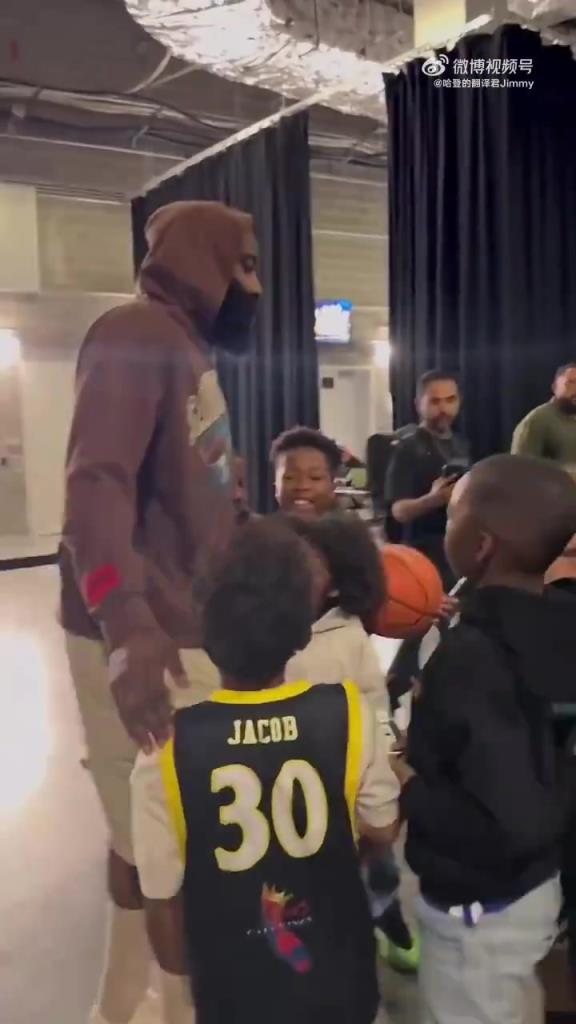 哈登賽后對(duì)小朋友：聽(tīng)你們家長(zhǎng)的話(huà)，總有一天你們也會(huì)打進(jìn)NBA