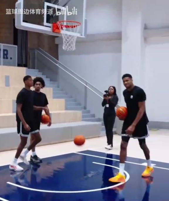 別人能學(xué)得來(lái)嗎？名場(chǎng)面：字母哥指導(dǎo)小球員籃下腳步！