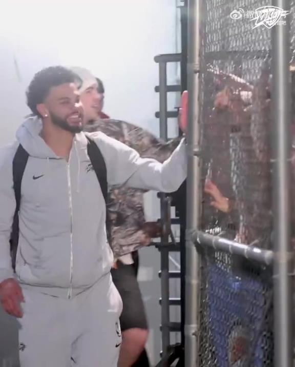 68勝歷史第五傲人戰(zhàn)績(jī)！雷霆全員回到OKC，當(dāng)?shù)厍蛎詿崆榻訖C(jī)