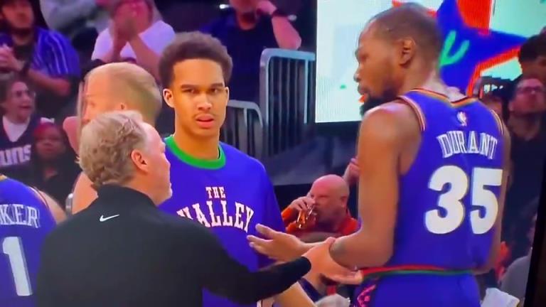 下課導(dǎo)火索？主帥布登此前抓住KD手臂要說(shuō)什么，被一把甩開(kāi)！