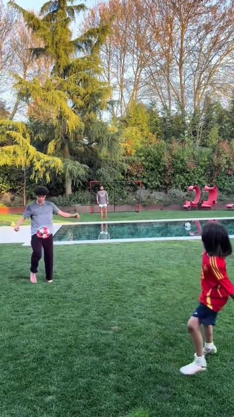 馬塞洛和兒子隔水相傳！大兒子腳法有點(diǎn)東西的！