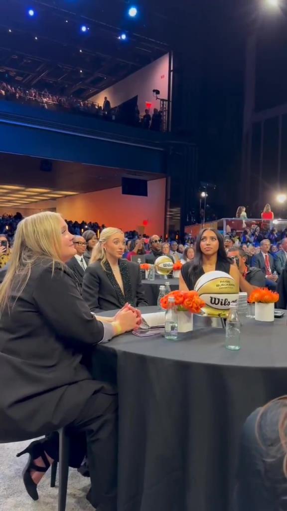 今天這穿搭，差點沒認(rèn)出來！佩奇-布克斯當(dāng)選WNBA狀元后十分淡定