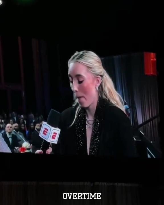 妝都快哭花了佩奇當(dāng)選WNBA狀元后接受采訪激動落淚