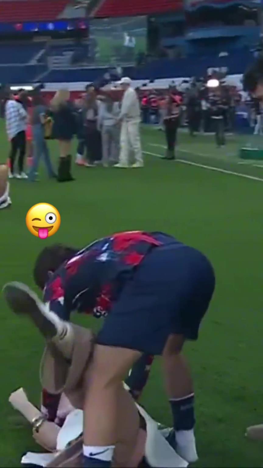 玩這么花?。?jī)?nèi)維斯在家人面前把自己女友按倒在地