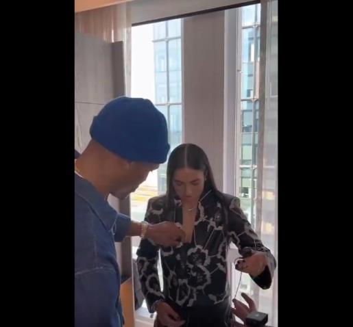 威嫂看到要打人的！威少上手幫WNBA妹子整理胸前的衣服