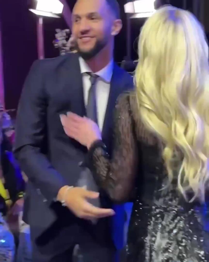 身材姣好！薩格斯的女友海莉被芝加哥天空選中！兩人接吻慶祝