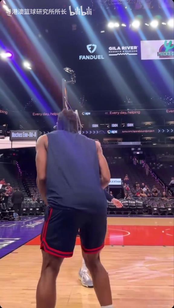 機(jī)器人級(jí)別的靜態(tài)身體！近距離看小卡的賽前熱身！