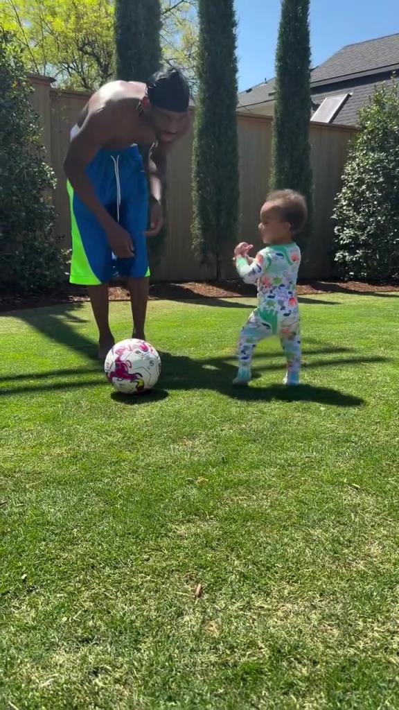 足球要從娃娃抓起！SGA帶娃踢足球，小孩摔倒時(shí)鼓掌“嘲笑”！